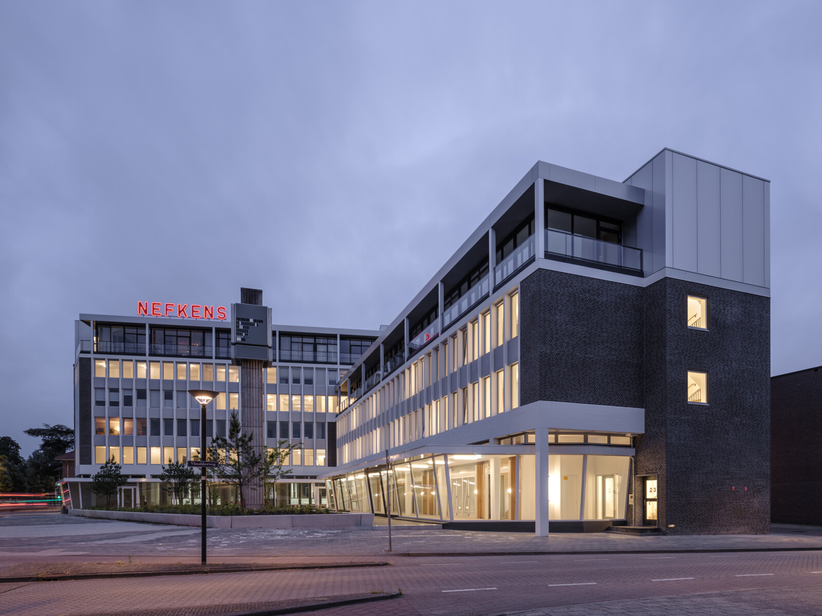 Vandaag op Architectenweb: Nefkens Park, een voorbeeldige herbestemming van Post 65-architectuur