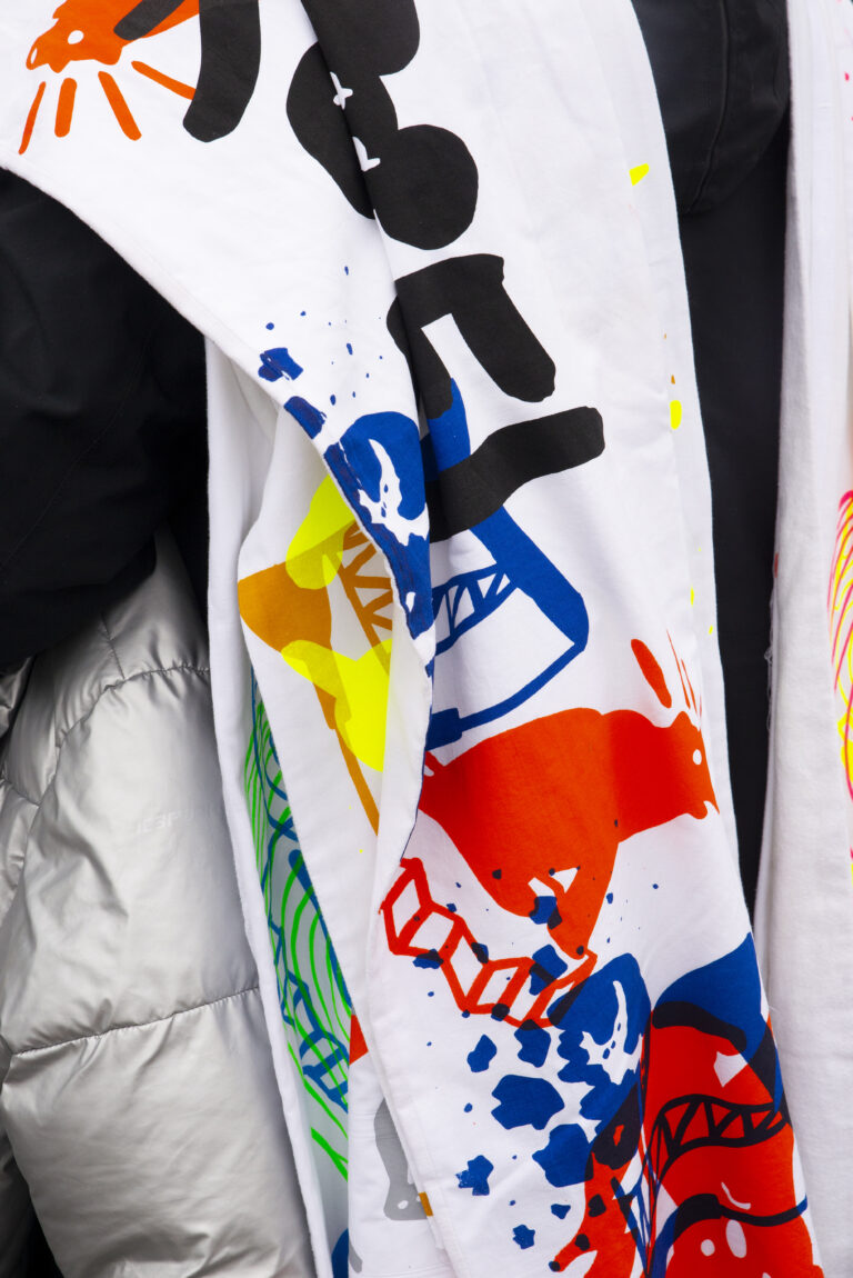 Bekijk de Warm Protest sjaal bij Designbeurs OBJECT in Rotterdam