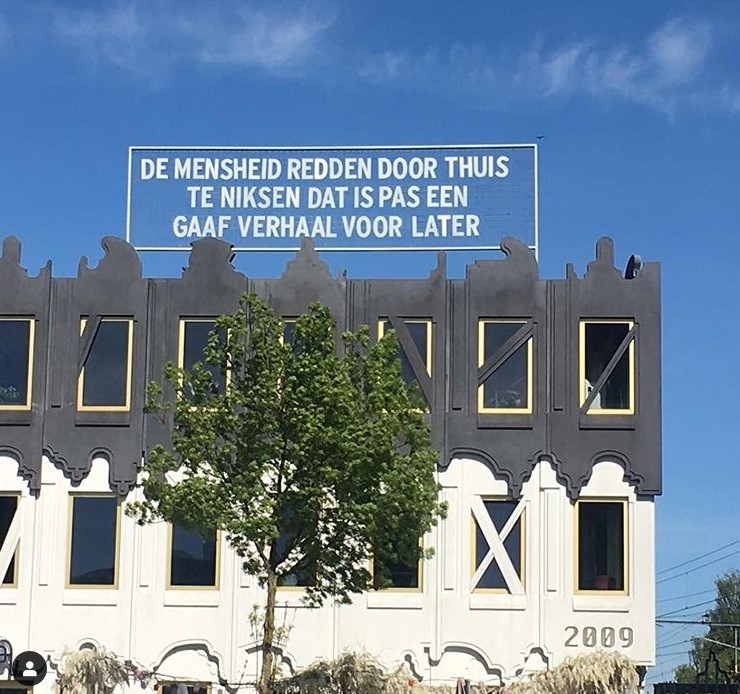 Dichtkunstwerk terug op dak Dara