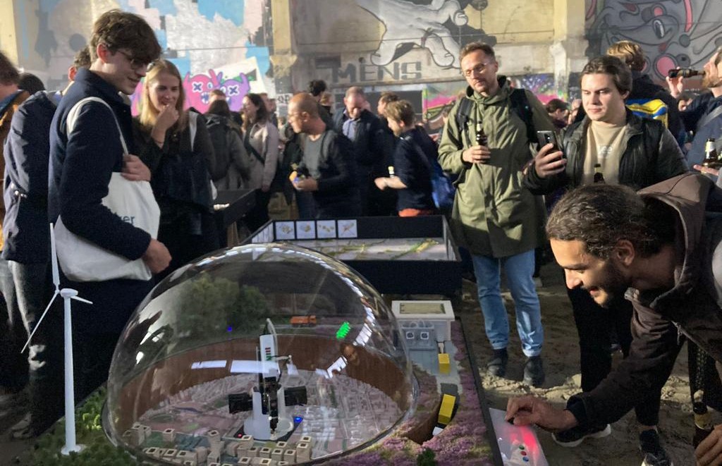 Deeltententoonstelling van het Ministerie van Maak te zien in het Provinciehuis in Arnhem