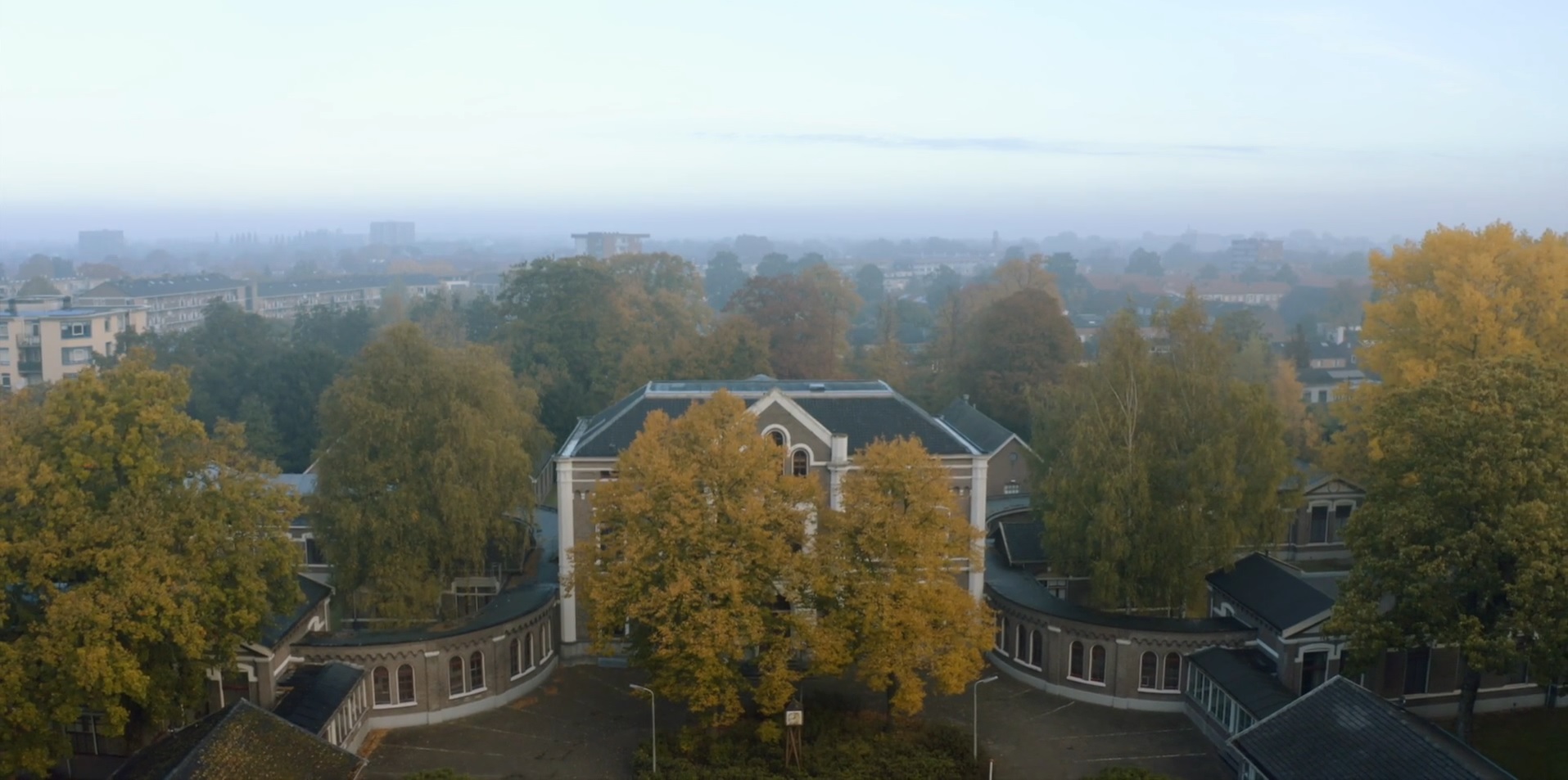 Video Militair Hospitaal: neem een kijkje op het terrein