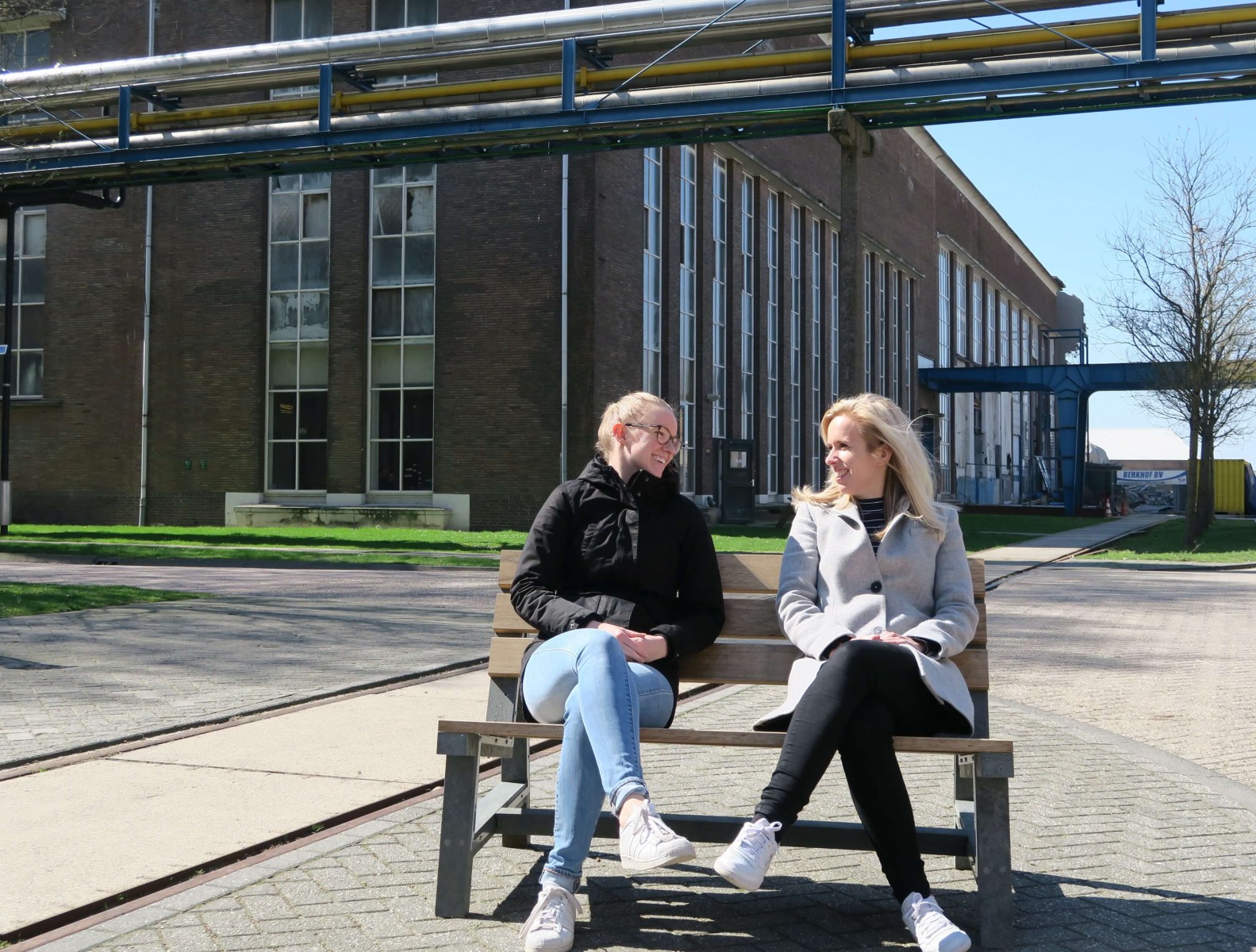 Bankjes van plastic afval op IPKW