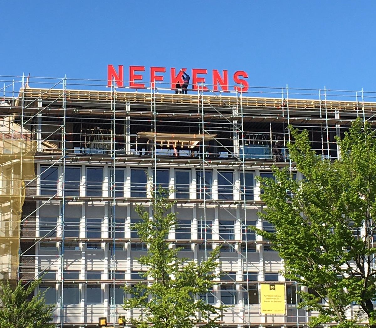 Originele letters teruggezet op Nefkensgebouw